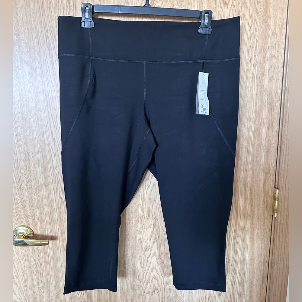 New Livi Active Black Athletic Capri Leggins Women’s 22/24